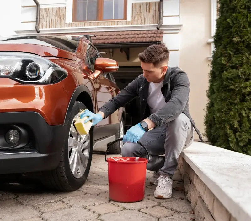Lavage auto à domicile Sainte-Livrade-sur-Lot : professionnel intervenant sur un véhicule